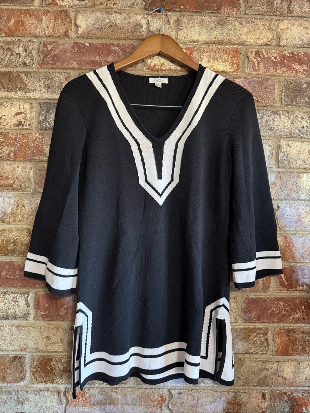 Vintage Cache Black Women's V-Neck Contrast Trim Knit Top